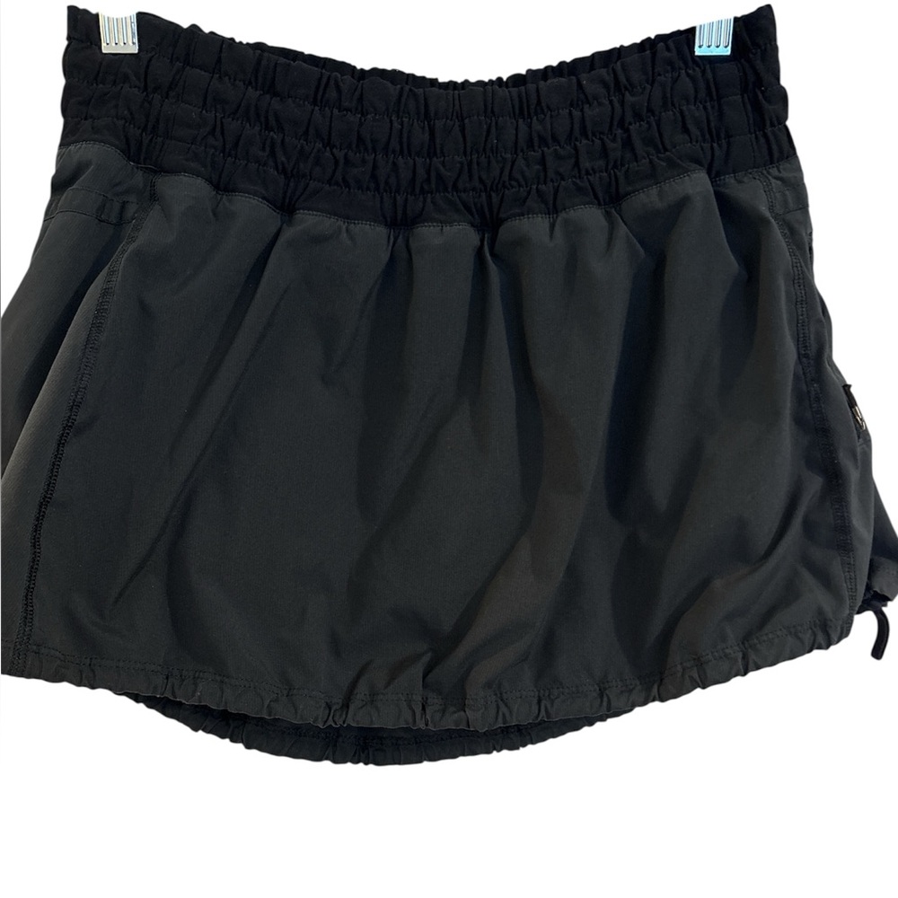 Women’s Lululemon Black Run Tracker Skirt, Size 6.